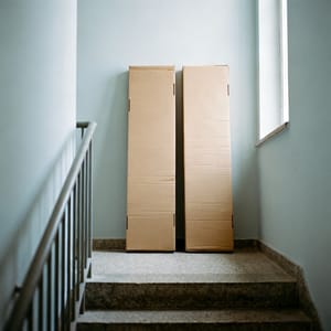 Verpackte Möbelteile in Wellpappe auf einem Treppenabsatz